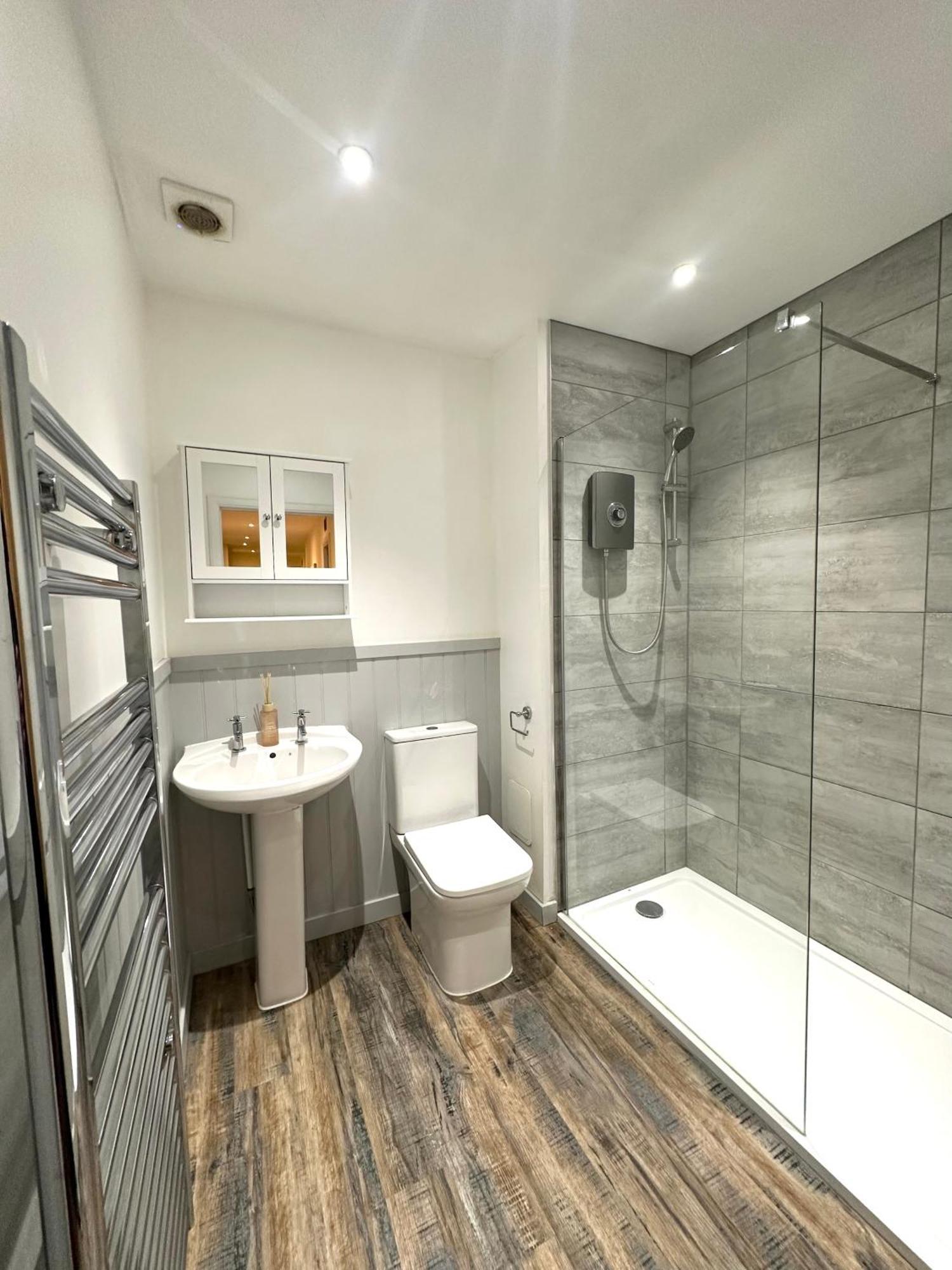 Large City Centre Apartment Перт Экстерьер фото
