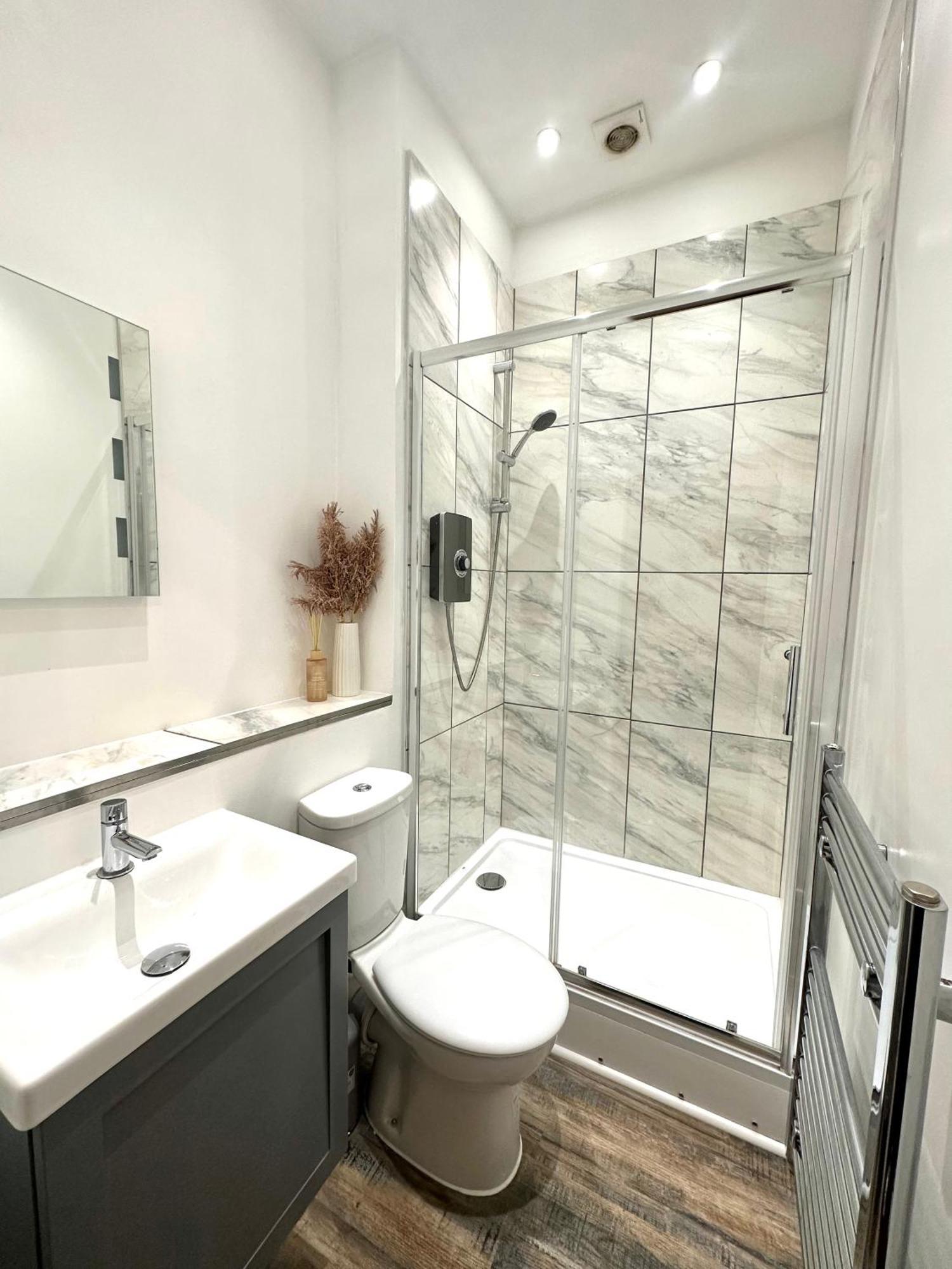Large City Centre Apartment Перт Экстерьер фото