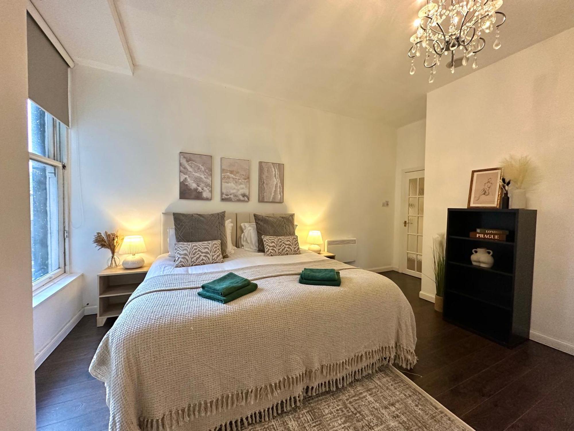 Large City Centre Apartment Перт Экстерьер фото